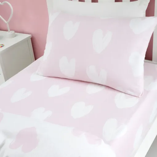 This Brushed Hearts Toddler Fitted Sheet is made by Catherine Lansfield from 100% Cotton, features pretty white hearts on a pink background.