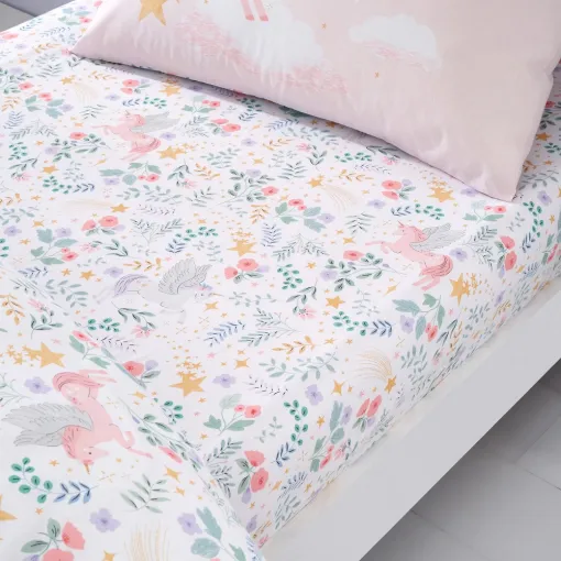 This Fairytale Unicorn Single Fitted Sheet by Catherine Lansfield features mystical unicorns dancing around a pretty pink floral meadow.
