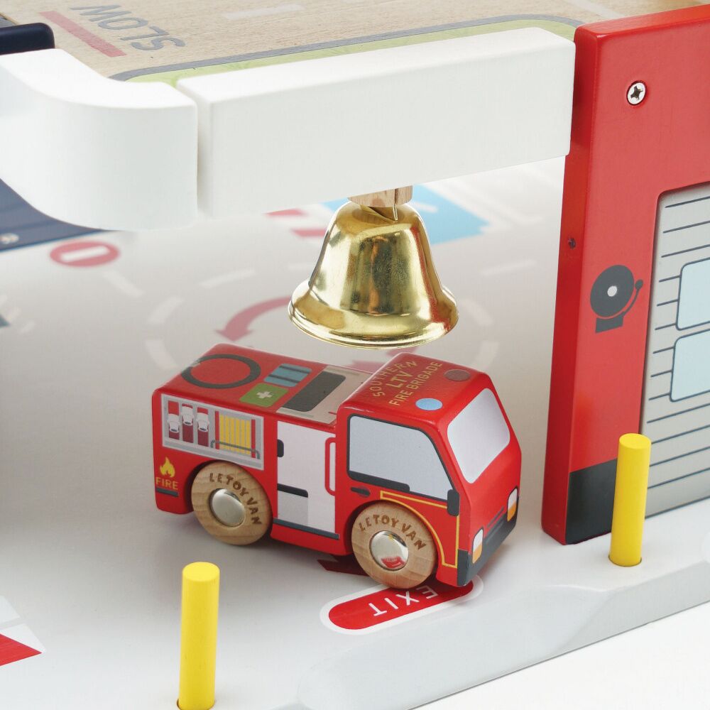 Le Toy Van Fire & Rescue Garage - Image 3