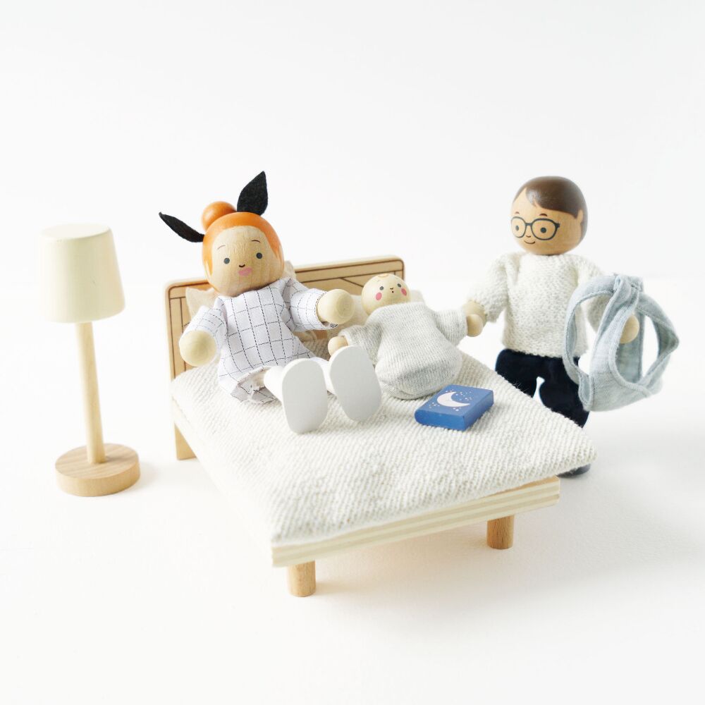 Le Toy Van My Family Wooden Dolls - 7 Piece - Image 6