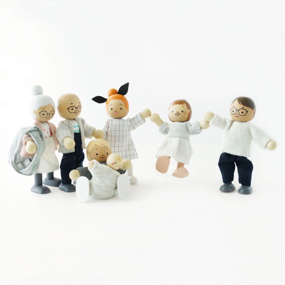 Le Toy Van My Family Wooden Dolls - 7 Piece - Image 5
