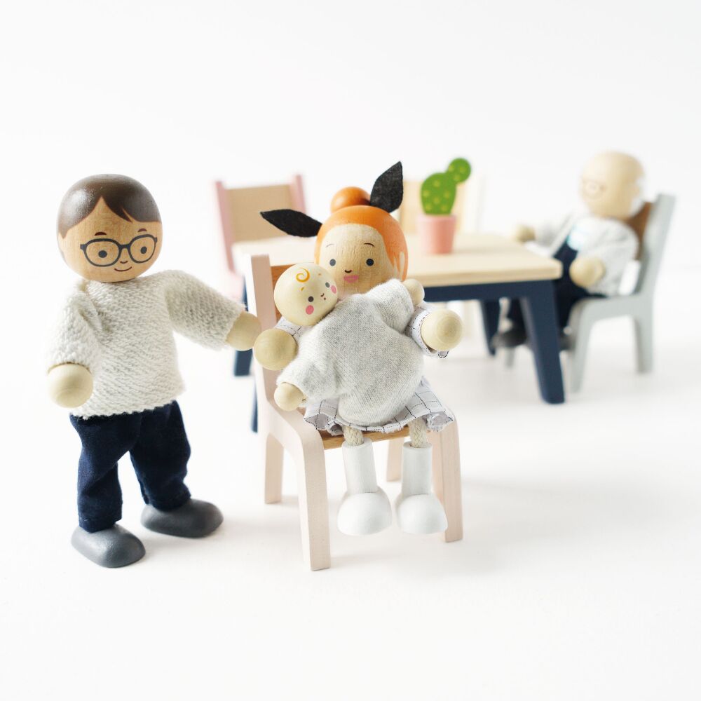 Le Toy Van My Family Wooden Dolls - 7 Piece - Image 4