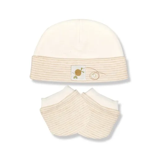 This Natures Purest Hug Me Hat & Mitts Set is made with super-soft jersey, providing extra warmth and comfort to your little one.