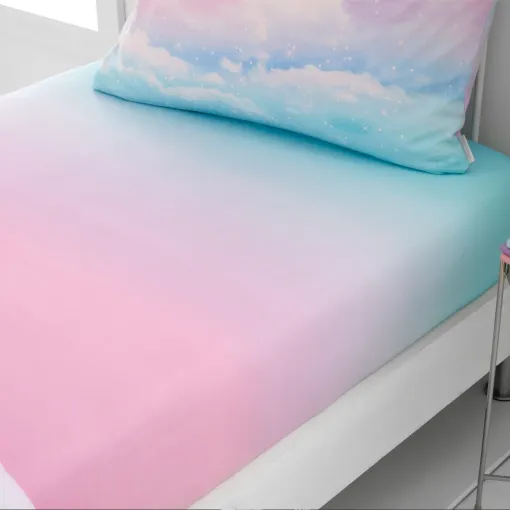 This Ombre Rainbow Clouds Single Fitted Sheet by Catherine Lansfield features a beautiful cosmic ombré design in pastel colours.
