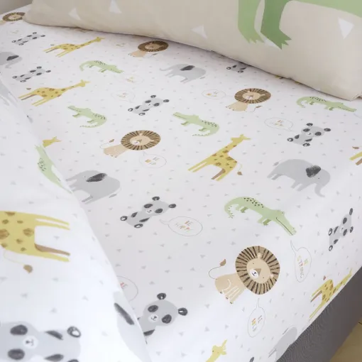 This Roarsome Toddler Fitted Sheet by Catherine Lansfield features a variety of friendly animals, including a Lion, Giraffe, Crocodile and Panda.
